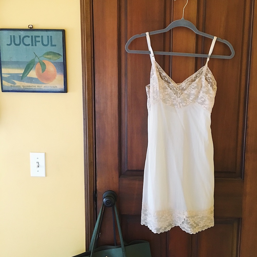 Vintage slip with floral lace 🌸